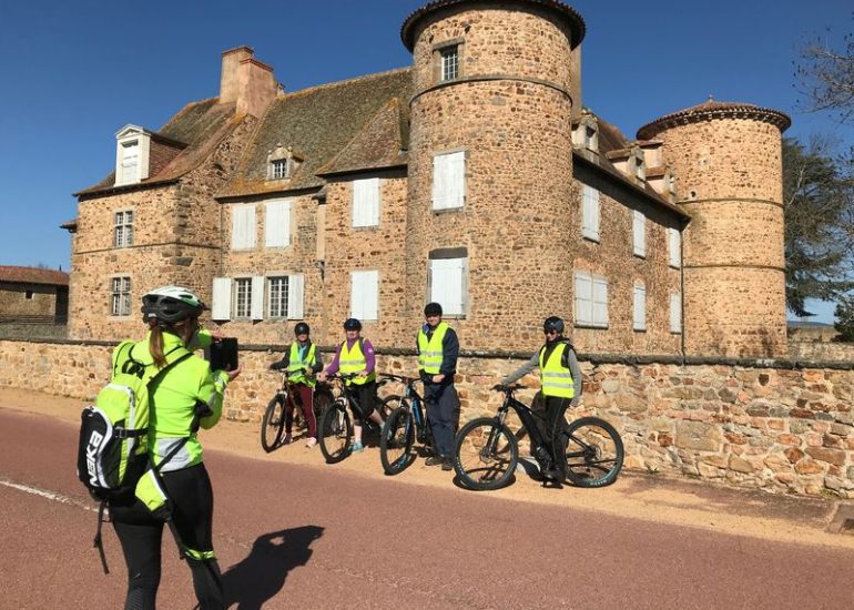 © Balade à vélo électrique ... la boucle des châteaux - OT Forez-Est