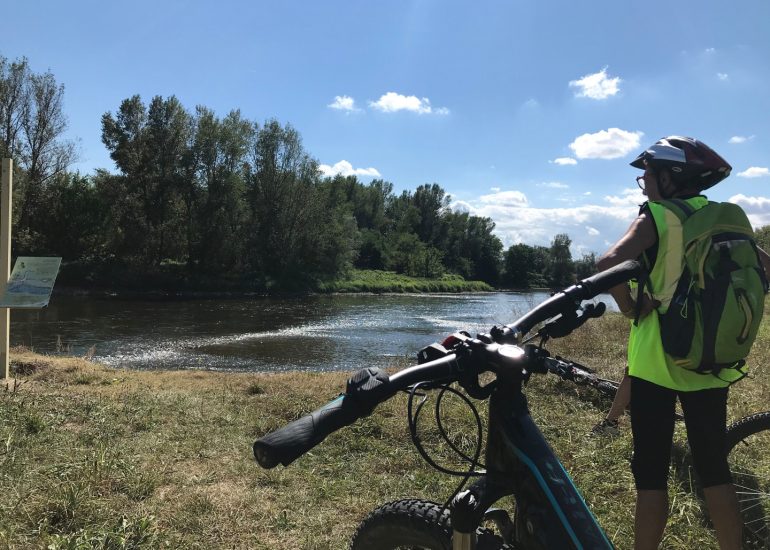 © Balade à vélo électrique ... au fil de l'eau - OT Forez-Est