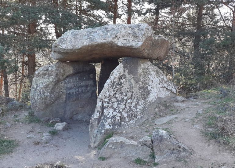 © Dolmen de Roche-Cubertelle à Luriecq (42380) - Office de tourisme Loire Forez - V. Bourgier