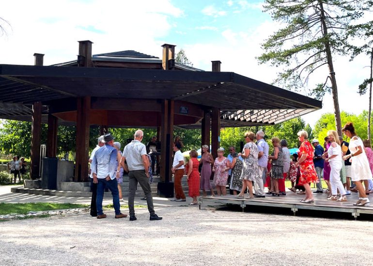 © Animations musicales et bals guinguette avec orchestre - Les Estivales du parc - Les Foréziales