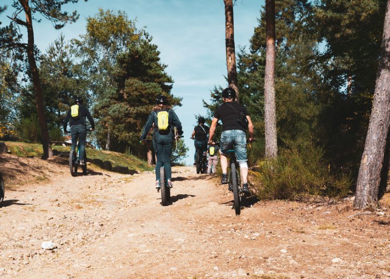 © Randonnées accompagnées en  VTT électrique - Les Chalets du Haut Forez