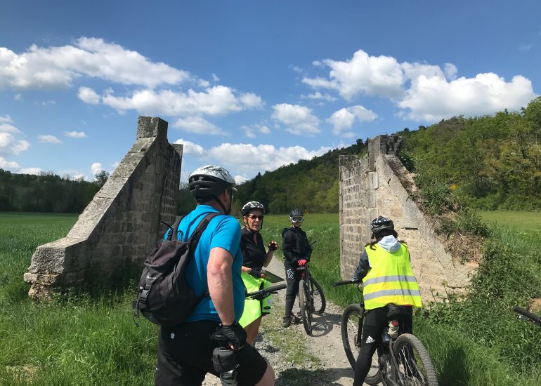 © Balade à vélo électrique ... A la poursuite du Monorail - OT Forez-Est