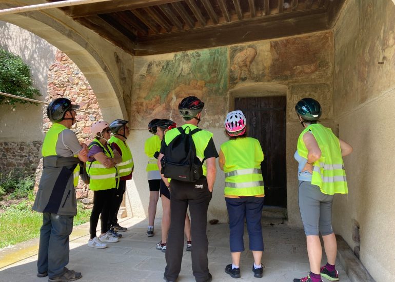 © Balade à vélo électrique ... les villages médiévaux - OT Forez-Est