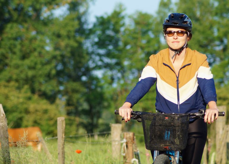 © Boucle cyclable F1 : rendez-vous au château à vélo : Saint-Jodard / Château de la Roche - OT Forez Est