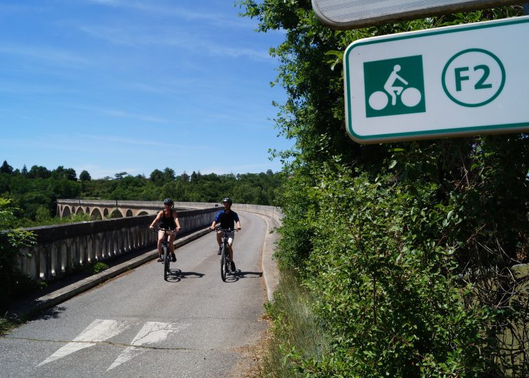 © Boucle cyclable F2 : aux portes des Gorges de la Loire à vélo : Balbigny / Pinay - OT Forez Est