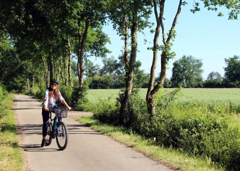 © Boucle cyclable F8 : entre plaine et monts à vélo : Montrond-les-Bains / Saint-Cyr-les-Vignes - OT FOREZ-EST CP