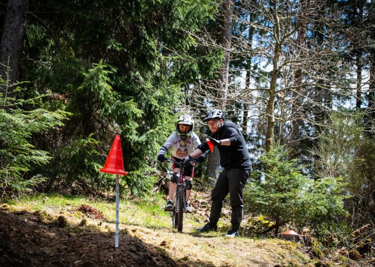 © REVE BIKE - Matteo DUBILLOT - Location de VTT et VTTAE - Estivareilles 42380 - Matteo DUBILLOT