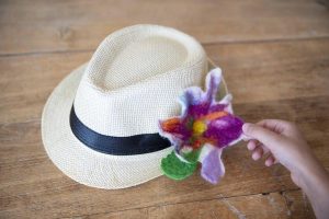 Atelier enfant - Feutrer de la laine pour décorer son chapeau