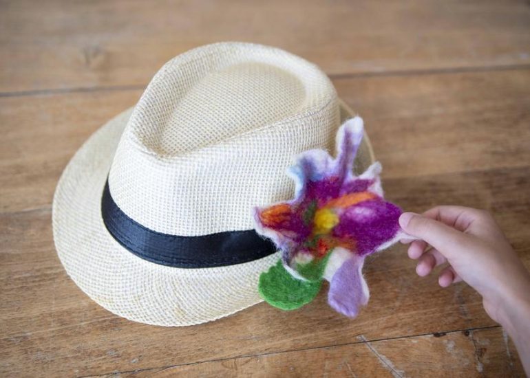 © Atelier enfant - Feutrer de la laine pour décorer son chapeau - Céline Thizy