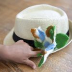 © Atelier enfant - Feutrer de la laine pour décorer son chapeau - Céline THIZY