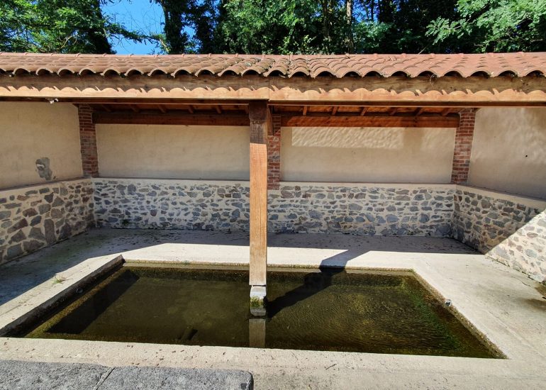 © Fontaine et lavoir - OT Forez-Est