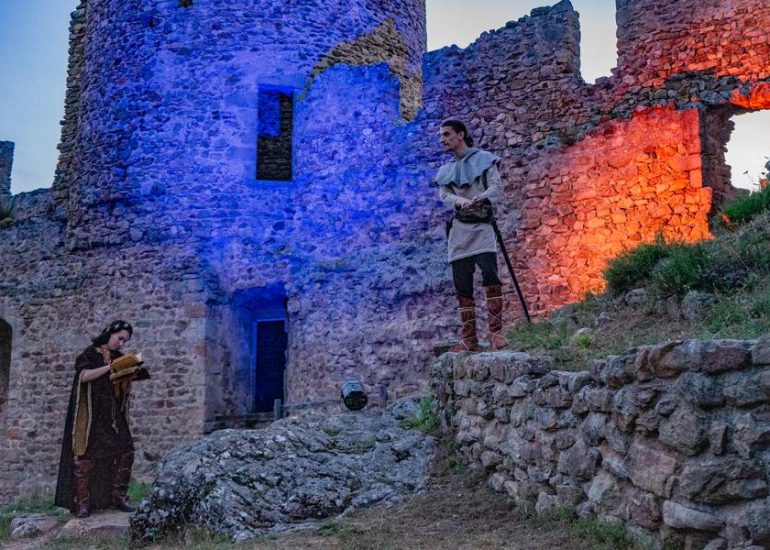 © Quête chevaleresque à Couzan – visite théâtralisée nocturne - Office de tourisme Loire Forez