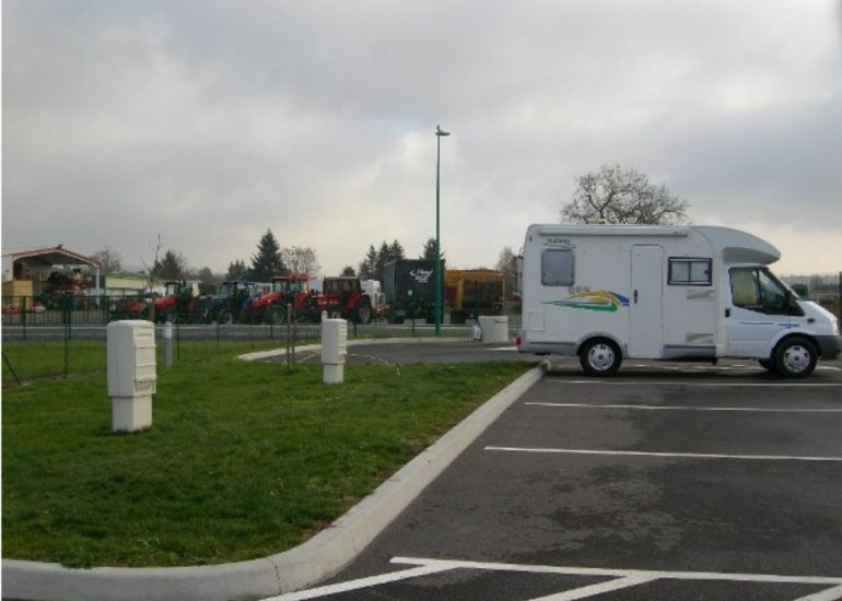 Aire de services et de stationnement Camping-Car - Le Hall du camping-car_Civens