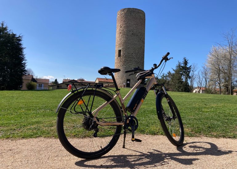 © Balade à vélo électrique ... dans les pas de Guillaume Revel et son armorial_Cleppé - OT Forez Est