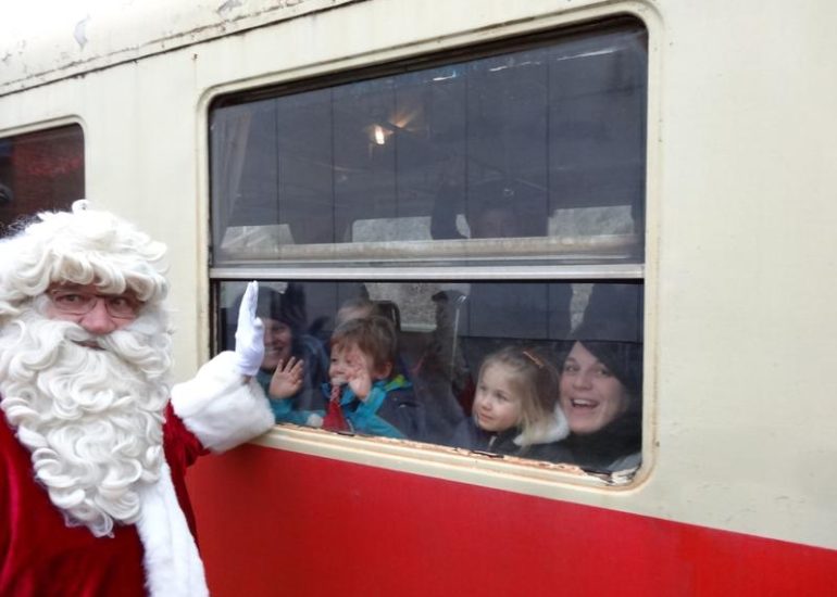 © Trains du Père Noël_Usson-en-Forez - Chemin de Fer du haut-Forez