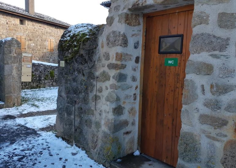 © Toilettes publiques et point d'eau_Merle-Leignec - Office de tourisme Loire Forez