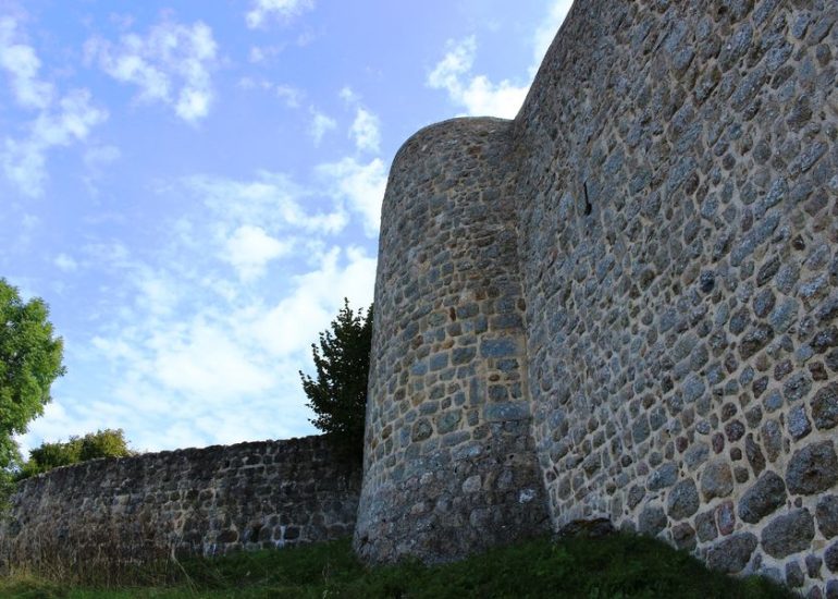 © Remparts de Leignec - office de tourisme Loire Forez