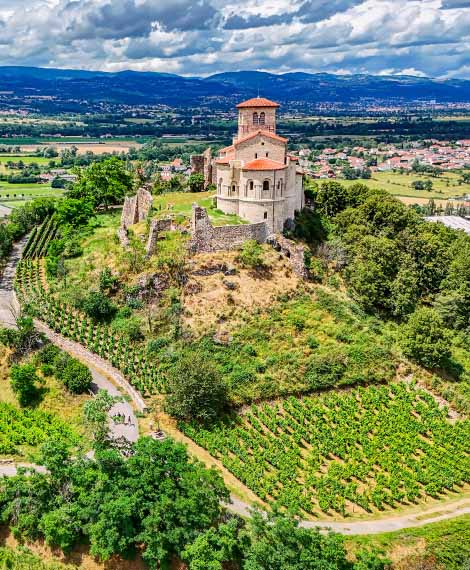 Prieuré de Saint-Romain-le-Puy au milieu des vignes