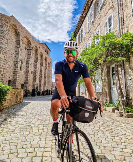 Vélo dans le village de caractère de Champdieu - Julien Audigier