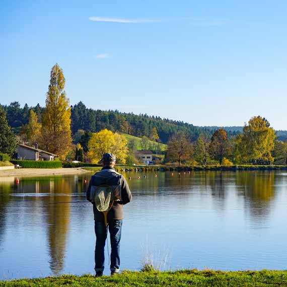 Pêcheur au plan d'eau de Noirétable